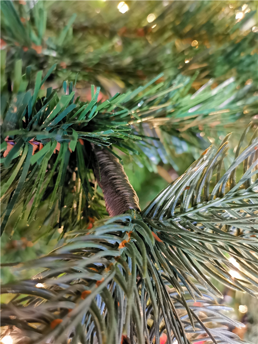 Weihnachtsbäume aus Kunststoff duften nicht, hinterlassen aber Duftspuren in der Umweltbilanz hinsichtlich Müllaufkommen und CO2-Belastung. © VNWB / Kollaxo