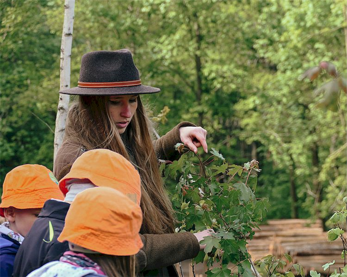 Anna-Karina Kemper ist eine von fünf porträtierten Waldbesitzenden auf der neuen Seite www.meinwaldfuerdich.de. © PEFC Deutschland