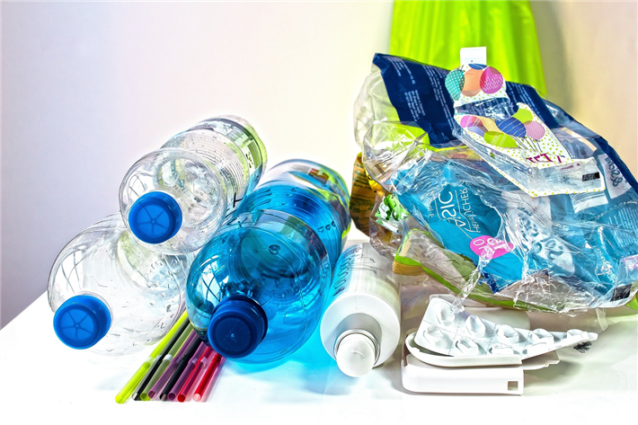 Die Frage, wie Plastikfkaschen klimaneutral sein können, bleibt Danone schuldig. © stux, pixabay