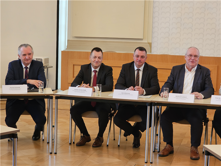 Pressekonferenz LAB 1, v.l.n.r.: Thomas Schmidt (Sächsischer Staatsminister für Regionalentwicklung), Torsten Herbst (Bundestagsabgeordneter FDP), Udo Witschas (Landrat Landkreis Bautzen), Prof. Manfred Curbach (TU Dresden) © Landratsamt Bautzen 