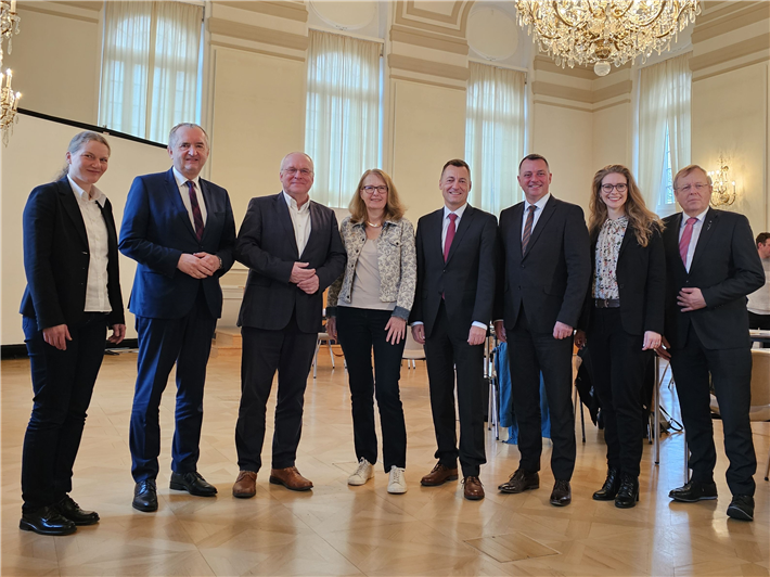 Pressekonferenz LAB 3, v.l.n.r.: Dr.-Ing. Birgit Beckmann (TU Dresden), Thomas Schmidt (Sächsischer Staatsminister für Regionalentwicklung), Prof. Manfred Curbach (TU Dresden), Prof. Dr. Edeltraut Günther (Institut für integriertes Materialfluss- und Ressourcenmanagement der Universität der Vereinten Nationen Dresden - UNU-FLORES), Torsten Herbst (Bundestagsabgeordneter FDP), Udo Witschas (Landrat Landkreis Bautzen), Franziska Stölzel (Institut für integriertes Materialfluss- und Ressourcenmanagement der Universität der Vereinten Nationen Dresden - UNU-FLORES), Jan Wörner (Präsident von acatech) © Landratsamt Bautzen