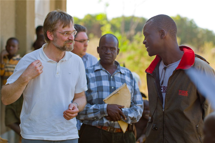 Roland Stelzer Geschäftsführer Cotonea (li) im Gespräch bei dem Anbau-Projekt GADC vor Ort in Uganda © Cotonea Klaus Mellenthin