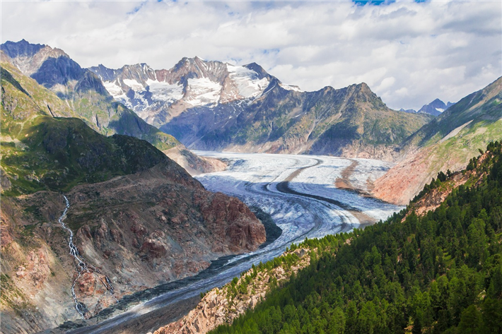 Der Große Aletschgletscher ist der flächenmäßig größte und längste Gletscher der Alpen. Er schmilzt in den unteren Lagen mehr als fünf Meter pro Jahr. © Pfüderi, pixabay.com