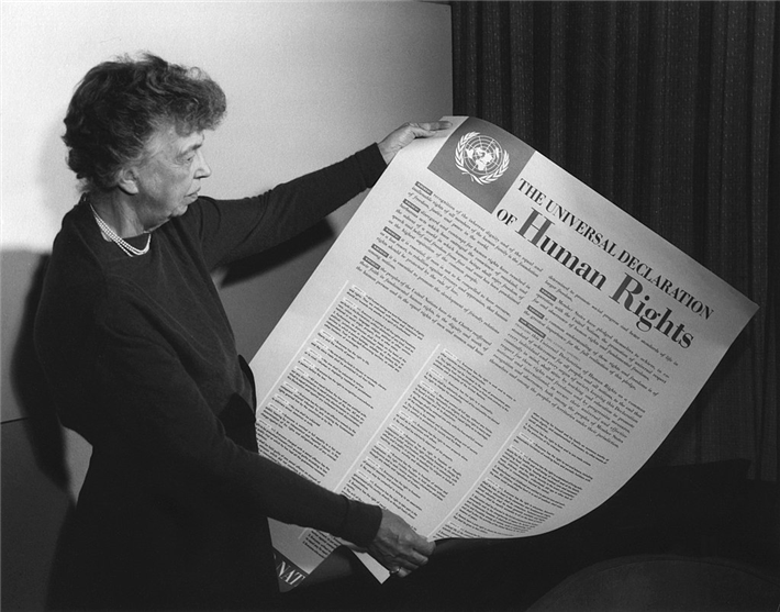 Eleanor Roosevelt mit einem Poster der Allgemeinen Erklärung der Menschenrechte (in englischer Sprache), Lake Success, New York. November 1949 © FDR Presidential Library & Museum, CC BY 2.0