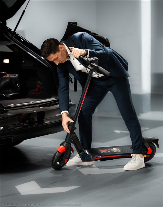 Im Straßenverkehr oder auf Reisen soll der Oracle Red Bull Racing E-Scooter RS 1000 für maximale Mobilität und Fahrspaß sorgen. © Elektro Mobile Deutschland GmbH