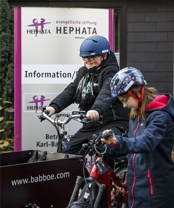 Übergabe der Fahrräder an Hepata-Stiftung © Borussia Mönchengladbach/Lease a Bike 