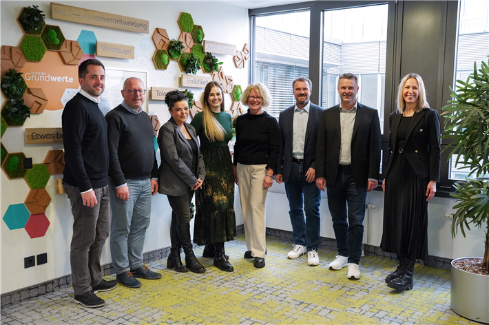 Der Wertebeirat und der Vorstand der PSD Bank Nürnberg (von links nach rechts): Sven Hofmann, Thomas Pöhland, Simone Maul, Ines Scherm und Beate Reinhardt sowie der Vorstandsvorsitzende Helmut Hollweck, Vorstand Ronny Reißmann und Vorständin Jessica Tröger. © PSD Bank Nürnberg