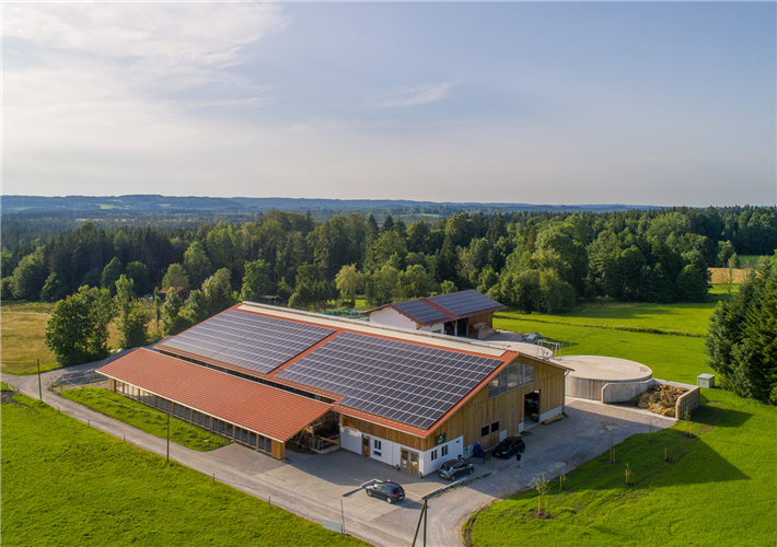 Eine Photovoltaik-Anlage ist immer öfter zentrales Element der nachhaltigen Stromgewinnung auf den landwirtschaftlichen Höfe der Molkereigenossenschaft Berchtesgadener Land. © Molkerei Berchtesgadener Land
