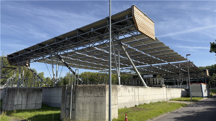 Die faltbare Solaranlage über dem Klärwerk Neuwied überspannt eine Fläche von 1600 Quadratmetern. © SBN 
