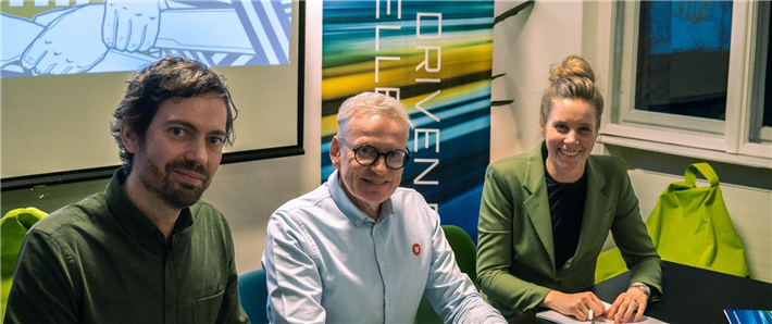 MHP ist Teil des offiziellen Partnerprogramms von right° mit dem Ziel 'Gemeinsam für 1,5 °C!'. (Dr. Sebastian Müller (right°), Markus Wambach (MHP) und Hannah Helmke (right°). © MHP