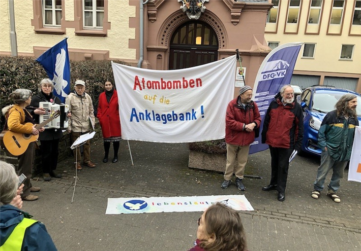 Miriam Krämer und Gerd Büntzly (links vom Transparent) gemeinsam mit Friedensaktivisten vor dem Gerichtsgebäude in Cochem. © Kölner Friedensgesellschaft
