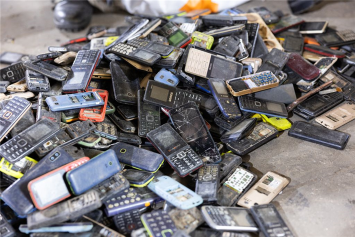 One for One ist eines der weltweit größten Handy-Recycling Programme von Vodafone & Closing the Loop. Elektroschrott wird so zum Elektroschatz für die Kreislaufwirtschaft. © Vodafone