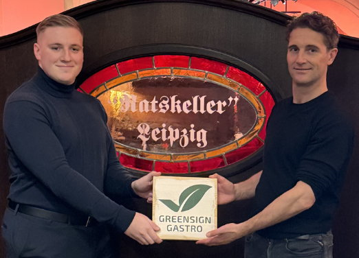 GreenSign Gastro Zertifizierung Ratskeller Leipzig: Florian Hermanns (GreenSign Institut) mit Jan Woithon (Geschäftsführer Ratskeller Leipzig) v.l. © GreenSign Institut GmbH