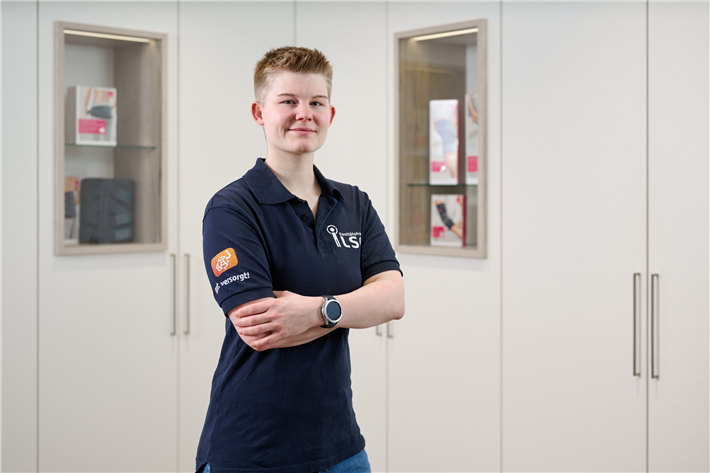 2017 hat Jacqueline Neubrand ihre Ausbildung als Orthopädietechnik-Mechanikerin abgeschlossen. Heute berät sie Patient:innen bei Fußfehlstellungen, Hüftproblemen oder Kniebeschwerden, fertigt orthopädische Hilfsmittel an und verhilft ihnen so zu einer besseren Lebensqualität. © www.medi.de