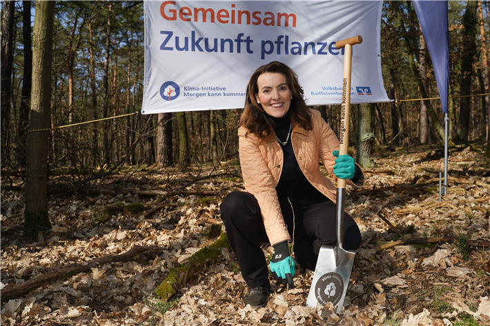BVR-Präsidentin Marija Kolak bei einer Baumpflanzaktion © BVR