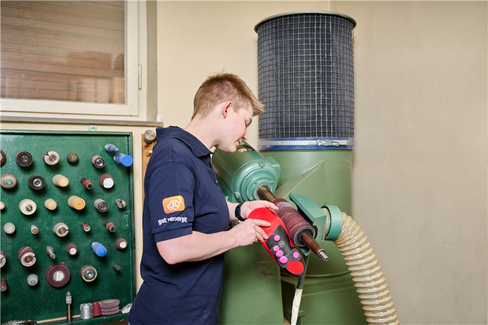 Für Jacqueline Neubrand war ihre Entscheidung für eine Ausbildung in einem traditionell eher männlichen Beruf die richtige: 'Frauen in technischen Berufen müssen sichtbarer werden und Vorbild für andere sein – dafür sind Aktionen wie der Girls‘ Day & Boys‘ Day unerlässlich! Als Orthopädietechnik-Mechanikerin habe ich einen vielfältigen, spannenden Alltag und gute Karrierechancen im Gesundheitswesen. Ich liebe den technischen, handwerklichen Aspekt meines Berufs und die Arbeit mit Menschen.' © www.medi.de