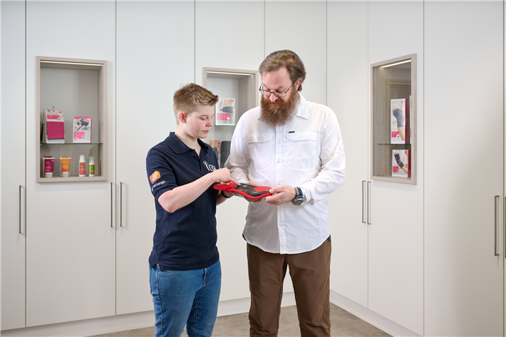 Marcus Löffler ist nur einer von vielen Kund:innen im Sanitätshaus Ilse in Bochum, für die Jacqueline Neubrand kompetente Ansprechpartnerin ist. Der 50-Jährige läuft seit April 2024 den Pacific Crest Trail im Westen der USA mit einer Strecke von fast 4.300 Kilometern. Jacqueline Neubrand hat ihm die orthopädische Einlage igli Heel von medi für seinen Fersensporn vor der Wanderung angepasst. © www.medi.de