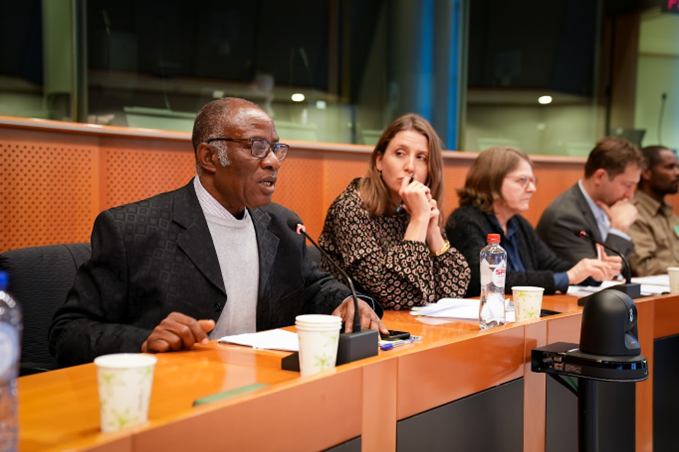 Im Januar 2023 sprach Daniel Amponsah im Europäischen Parlament über seine Perspektive auf die CSDDD und deren mögliche Auswirkungen auf Kleinbäuer*innen, die Europa beliefern. © Steven De Winter / Solidaridad