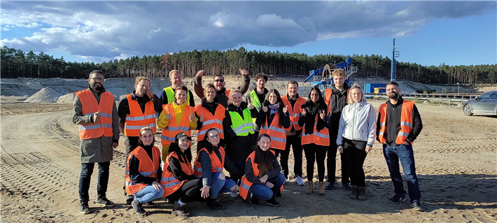 Ein Teil des Klickrent-Teams bei einer Schulung auf der Baustelle © Klickrent GmbH 