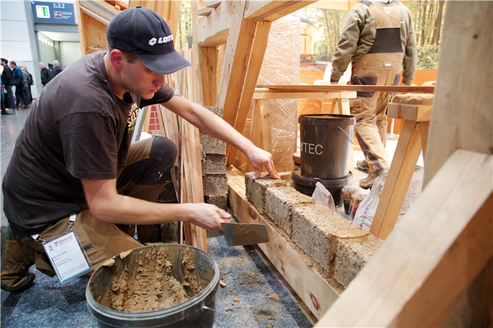 Zeitgleich startete das BMEL einen zweiten Förderaufruf zum klimafreundlichen Sanieren und Modernisieren von Bestandsgebäuden mit Holz und weiteren natürlichen Rohstoffen. Auf der Leipziger Sanierungsmesse 