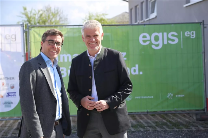 Pascal Lang (links), Vorstandsvorsitzender EGIS eG, und Steffen Vogel, Mitglied des Bayerischen Landtags, bei der Eröffnung des Fernwärmesystems in Bundorf © egis