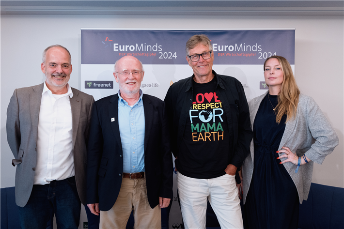 Speed - Talkrunde 'Unsere größten CO2-Speicher - Die Bedeutung der Weltmeere für den Klimaschutz', v.l.n.r.: Lothar Frenz (Biologe, Autor und Botschafter der Loki Schmidt-Stiftung), Prof. Dr. Hans-Otto Pörtner (Meeresbiologe, ehem. Ko-Vorsitzender der IPCC-Arbeitsgruppe II und u.a. Mitglied des Wissenschaftlichen Beirats der Bundesregierung für Globale Umweltfragen (WBGU)), Moderator Fritz Lietsch (Social Entrepreneur, Geschäftsführer des ALTOP Verlages und Chefredakteur des Magazins forum Nachhaltig Wirtschaften), Madeleine Gräfin von Hohenthal (CEO & Social Entrepreneur BRACENET GmbH) © EuroMinds 2024 | Offenblende