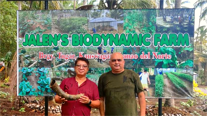 Bürgermeister Rommel Arnado und sein Chefberater Sundeep Karmath auf einer Biofarm in Kauswagan auf Mindanao / Philippinen