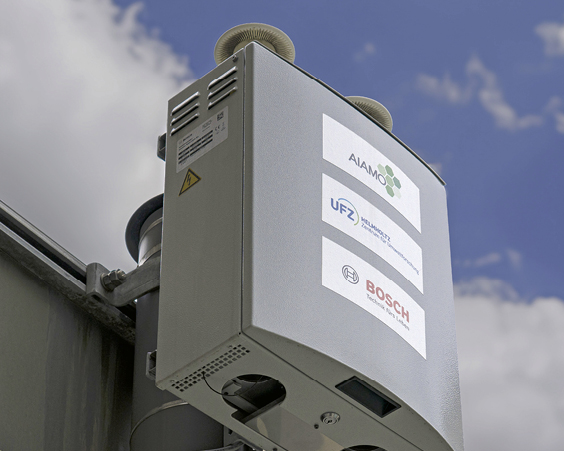 Zur Überwachung der Luftqualität wird im Rahmen des Forschungsprojekts AIAMO in enger Kooperation mit der Stadt Leipzig ein sensorbasiertes Umweltdatenmessnetz mit Hilfe von Messgeräten von Bosch und T-Systems installiert. © Stadt Leipzig