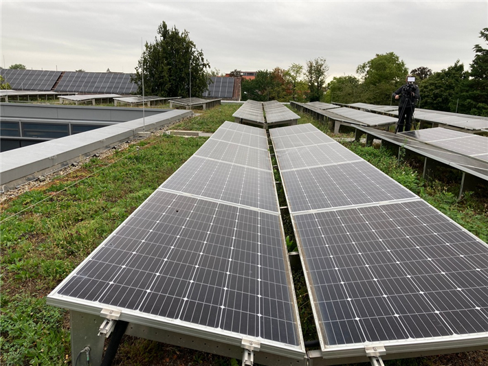 Hitzeresilienz PV-Gründach-Kombination: Die Kombination von Gründach und PV-Anlage schafft eine Win-Win-Win-Situation für Klimawandelanpassung und Energiewende in Siedlungsräumen. Eine Weiterbildung befähigt zur gelungenen Zusammenarbeit der verschiedenen beteiligten Gewerke. © Bodensee-Stiftung