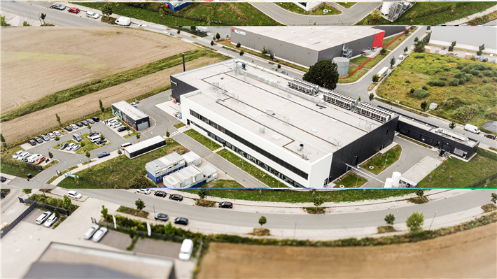 Die Forschungsfabrik 'FFB PreFab' in Münster-Amelsbüren ist auf rund 6.800 Quadratmetern Forschungsfläche mit innovativer europäischer Maschinentechnologie ausgestattet. Teilnehmende des Hochschulzertifikats erhalten Einblicke in die Produktionsforschung. © Fraunhofer FFB