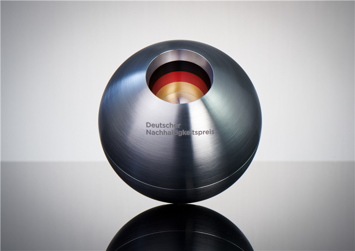 18. Deutscher Nachhaltigkeitspreis: Der Award für die Sieger. © Frank Fendler