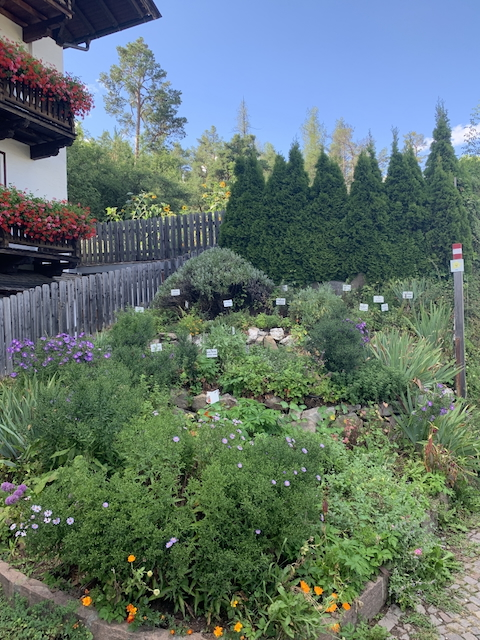 Kräuter- und Gemüsebeete rund ums Haus decken einen guten Teil des Bedarfs in der Küche © Kai Platz