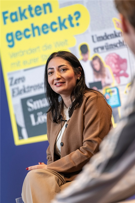 Bundesentwicklungsministerin Reem Alabali Radovan ruft zur Teilnahme am Schulwettbewerb zur Entwicklungspolitik auf. © Engagement Global / David Ertl