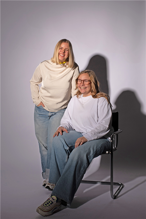 Louisa Graupe (l.) und Julika Schwarz, Designabsolventinnen der FH Münster, haben den mobilen Wassererzeuger und -Speicher 'Water from Air' gestaltet © privat