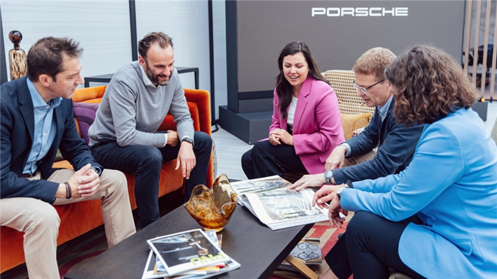 ESG-Projektleiter bei Porsche Cars Great Britain: Tim Johnson, Leiter Gebäudemanagement; Richard Gavan, Manager Einzelhandelsentwicklung & Strategie; Eleftheria-Eleni Kapourani, Technische Assistenz der Geschäftsführung; Rory Lumsdon, Leiter Öffentlichkeitsarbeit; Anne-Kathrin Altendorf, Leiterin Personalwesen; 2025, Porsche AG