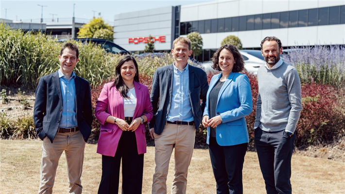 Die ESG-Projektleiter bei Porsche Cars Great Britain: Tim Johnson (Leiter Gebäudemanagement), Eleftheria-Eleni Kapourani (Technische Assistenz der Geschäftsführung), Rory Lumsdon (Leiter Öffentlichkeitsarbeit), Anne-Kathrin Altendorf (Leiterin Personalwesen), Richard Gavan (Manager Einzelhandelsentwicklung & Strategie)