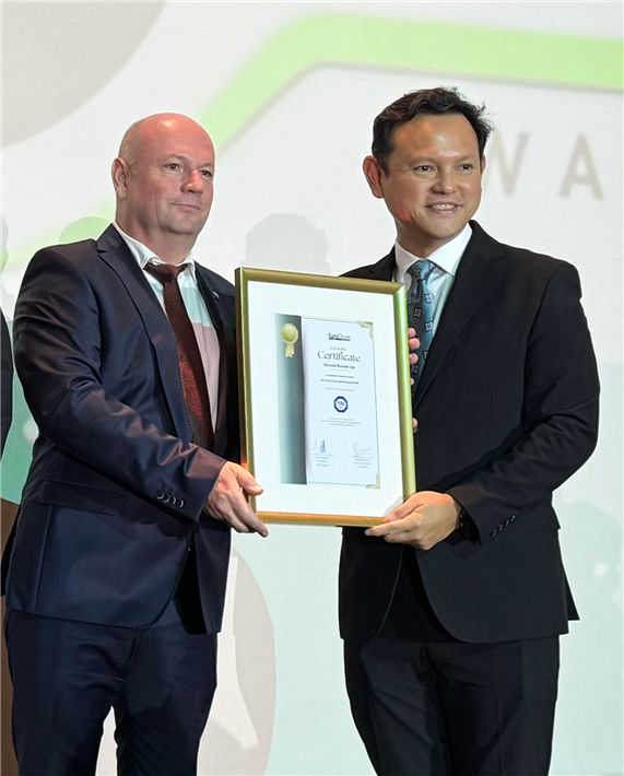 Zaqy Mohamad, Staatsminister für Verteidigung, Nachhaltigkeit und Umwelt (im Bild rechts), überreicht Bernd Herrmann, Chief Financial Officer der TÜV SÜD Global Product Service (links) den EuroCham Sustainability Award 2025 im Bereich Sustainovation. &copy; TÜV SÜD