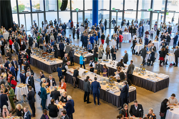 Das Catering bei Veranstaltungen (hier beim Festakt zur Verleihung des Deutschen Umweltpreises der DBU 2023) zählt zu den Kriterien, die für eine Zertifizierung mit dem 'Blauen Engel für Veranstaltungen' zu erfüllen sind. Die Deutsche Bundesstiftung Umwelt ist bundesweit die erste Institution, die Phase I der Zertifizierung gemeistert hat. © Peter Himsel/DBU 