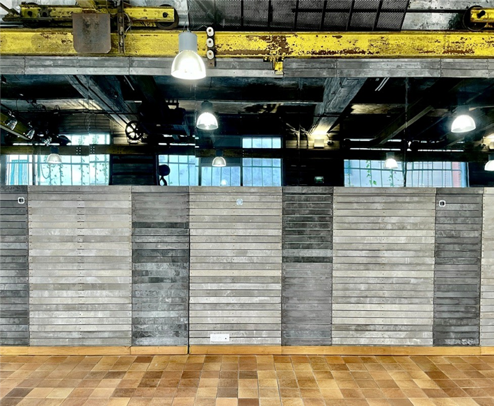 Kulturhalle 90% der Wandbeläge sind wiederverwertete Abfälle © a4f architecture4future