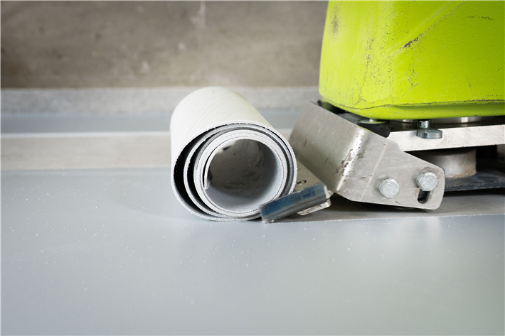 Die Innovation von Arturo ReleaseFloor liegt im konsequent umgesetzten Kreislaufprinzip. Nach der Nutzungsphase werden Kratzspachtelung und Verlaufbeschichtung gemeinsam entfernt, während die Grundierung auf dem Untergrund verbleibt. Eine neue Verlaufbeschichtung kann unmittelbar verlegt werden und ermöglicht flexible Raumgestaltungen mit attraktiven fugenlosen Bodendesigns. © Arturo