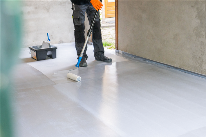 Die Basis von Arturo ReleaseFloor bilden der Arturo AC6600 Release Primer, eine Spezialgrundierung, die für starke Haftung auf dem Untergrund sorgt und dabei mindestens drei Renovierungszyklen standhält, gefolgt von der Arturo PU6030 Kratzspachtelung. Sie verschließt den Untergrund luftdicht und sorgt für eine optimale Haftung zwischen den Schichten. Damit lässt sich die Schicht selbst – inklusive der darauf aufgetragenen Verlaufbeschichtung – ganz einfach entfernen. © Arturo