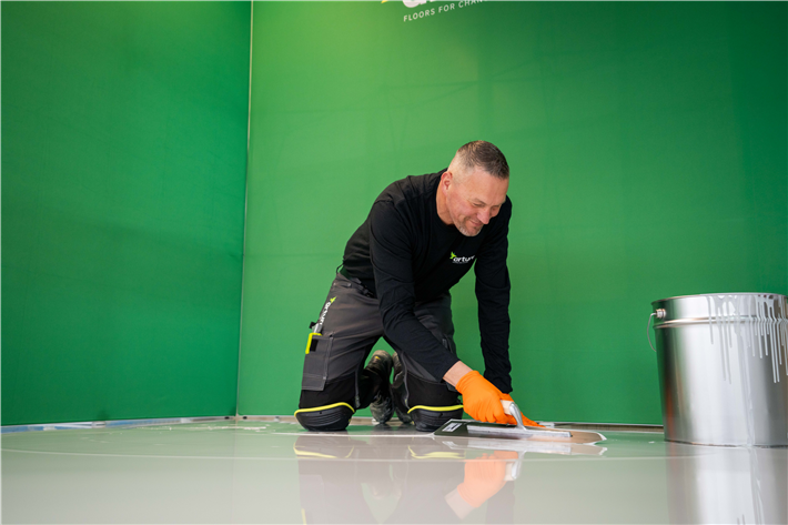 Arturo ReleaseFloor erfüllt höchste Nachhaltigkeits- und Qualitätsstandards: AgBB-zertifiziert für niedrigste Emissionswerte, DIBt-Gutachten für Bauvorschriftenkonformität, kompatibel mit Cradle to Cradle (Arturo PU2030 und PU2050 Verlaufbeschichtungen), BREEAM und LEED. Architekten, Projektentwickler, Bauherren und Verarbeiter erhalten volle Designfreiheit ohne Nachhaltigkeitsabstriche. © Arturo