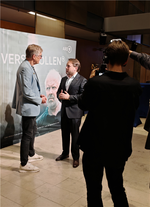 Chefredakteur Fritz Lietsch im Gespräch mit Regisseur Daniel Harrich © diwafilm