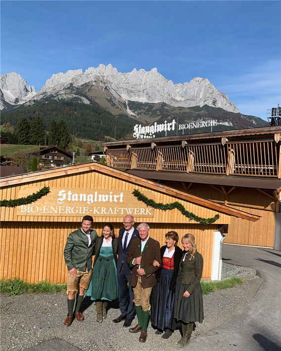 Die stolze Familie Hauser mit Landeshauptmann Anton Mattle vor der beeindruckenden Kulisse des Wilden Kaisers und des Bio-Energie-Kraftwerks © Kai Platz