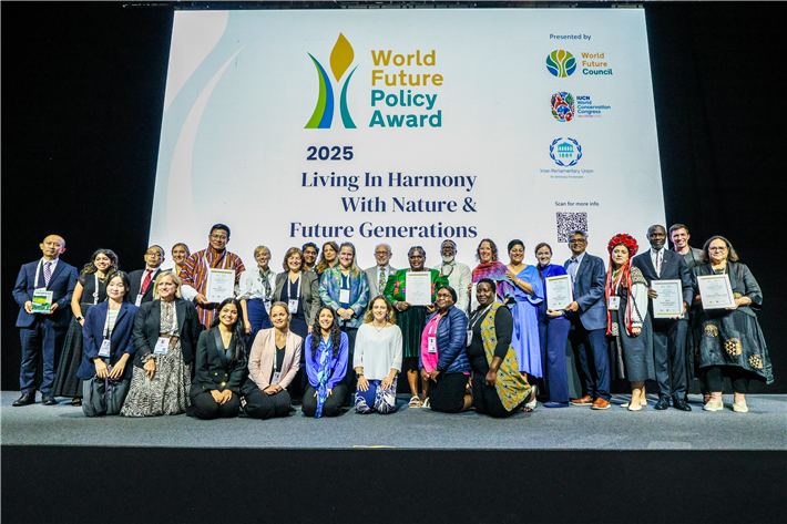 Das Gruppenbild zeigt alle Preisträger und WFC-Delegation auf der Bühne der Preisverleihung am 11. Oktober 2025 in Abu Dhabi ©IUCN/Abhi Indrarajan/Workers Photos