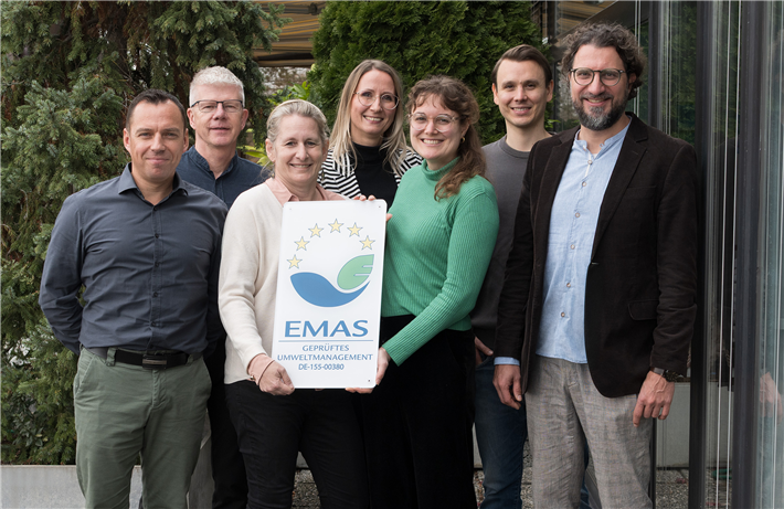 Das gesamte LaSelva-Projektteam freut sich über die EMAS-Urkunde, die von der IHK übergeben wird. Von links, vorne: Alexander Redlich (Ltg. Immobilienmanagement LS), Susanne Kneißl-Heinevetter (Ltg. Registrierstelle EMAS IHK), Julia Gobs (Umweltmanagementbeauftragte LS) und Andreas Englmeier (GF LS-Deutschland) hinten: Fred Schisnowski (Ltg. Logistik/IT), Manja Kudelka (Ltg. Kaufmännischer Bereich) und Nicolas Quetschlich (Qualitätsmanager LS) © LaSelva