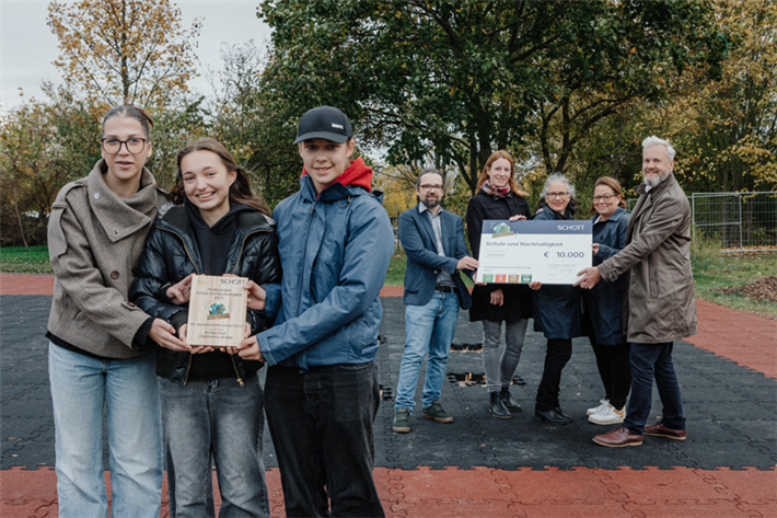 Übergabe des Förderpreises an die Internationale Gemeinschaftsschule Erfurt durch Vertreter der SCHOTT AG aus Jena. Die Schule nutzt die Förderung für den Aufbau einer Calisthenics-Anlage auf dem Pausenhof, um Bewegung und Gesundheitsförderung im Schulalltag zu stärken. © SCHOTT