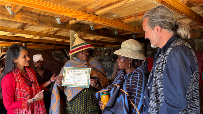 In Lesotho zeichneten Dr. Rami Mani (1. v.l.) und Prof. Alexander Schieffer (4. v.l) im Rahmen der One Home im Oktober 2024 das Green Business College, gegründet von Ms Matshepiso Makhabane (2 vl) und ihre Kooperationspartnerin, Ms Lebohang Lethibelane (3 v.l) , als Home for Humanity aus. © Home for Humanity
