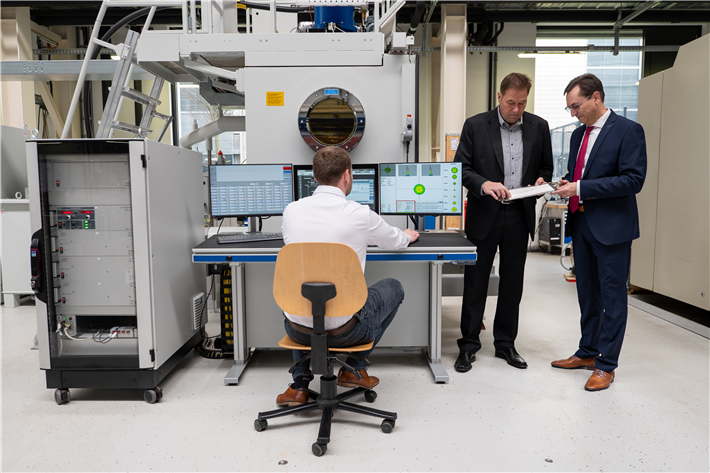 Doppelpack: Die Referenzfabrik.H2 verfügt über zwei Elektronenstrahlanlagen. Das Elektronenstrahlschweißen erlaubt die gleichzeitige Bearbeitung mehrerer Fügestellen. &copy; Fraunhofer IWU