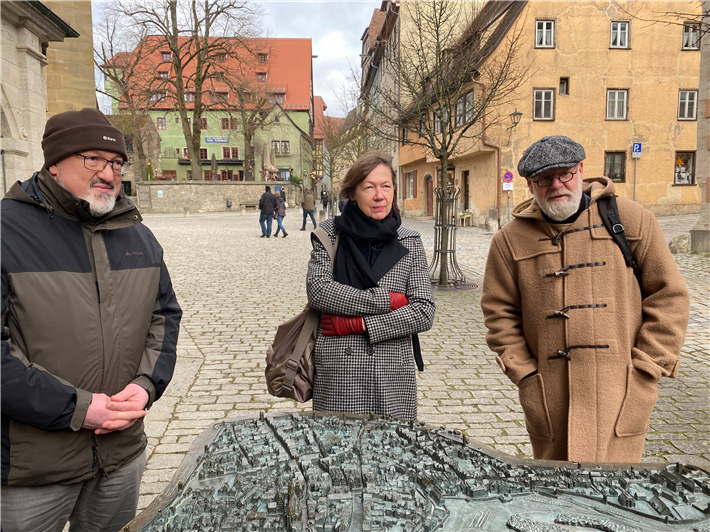 Rothenburg ob der Tauber etabliert sich weiter als Bildungsstandort. Neben Hochschulpräsident Prof. Dr. Müller-Feuerstein (HS Ansbach) begutachten Studiengangsleiterin Prof. Ing. Christa Reicher (RWTH Aachen) und Dozent Prof. Dr. Joachim Vossen (LMU München) das Rothenburger Stadtmodell. &copy; RTS/JC